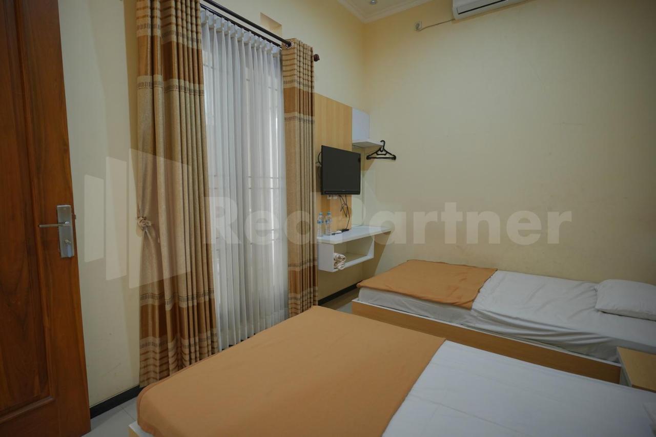 HOTEL ONE & QUIN GUEST HOUSE SYARIAH JENGGRIK (Indonesia) - dari IDR 200000  | HOTELMIX